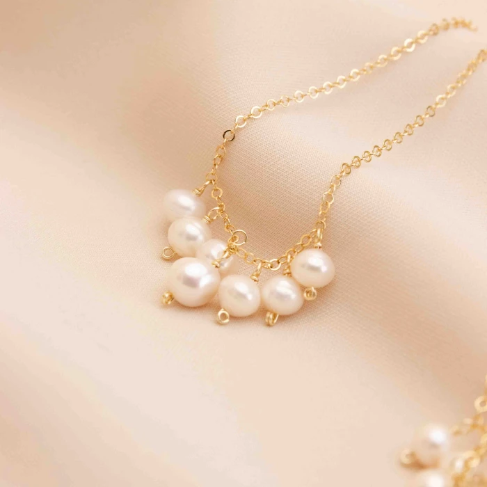 Cadena Pearl V Necklace